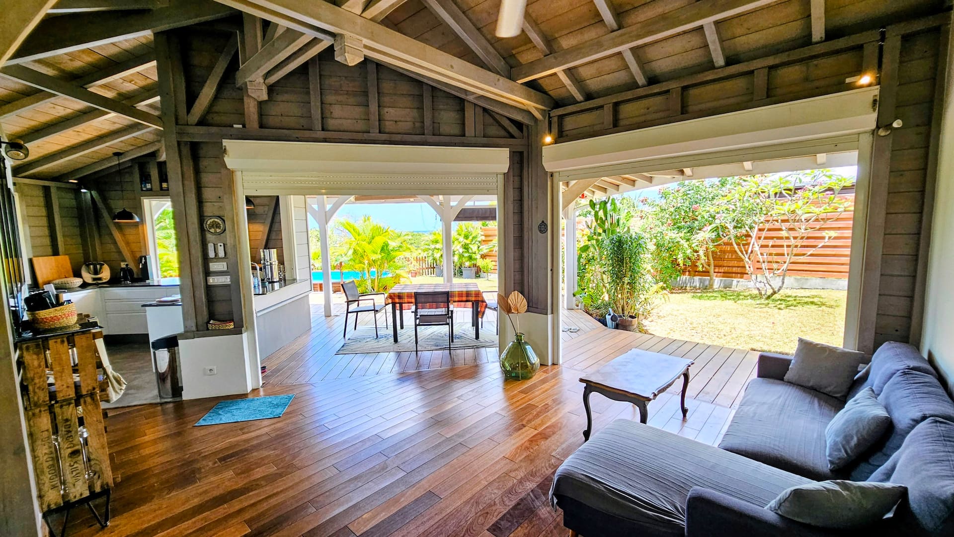 Le grand salon ouvert sur le jardin