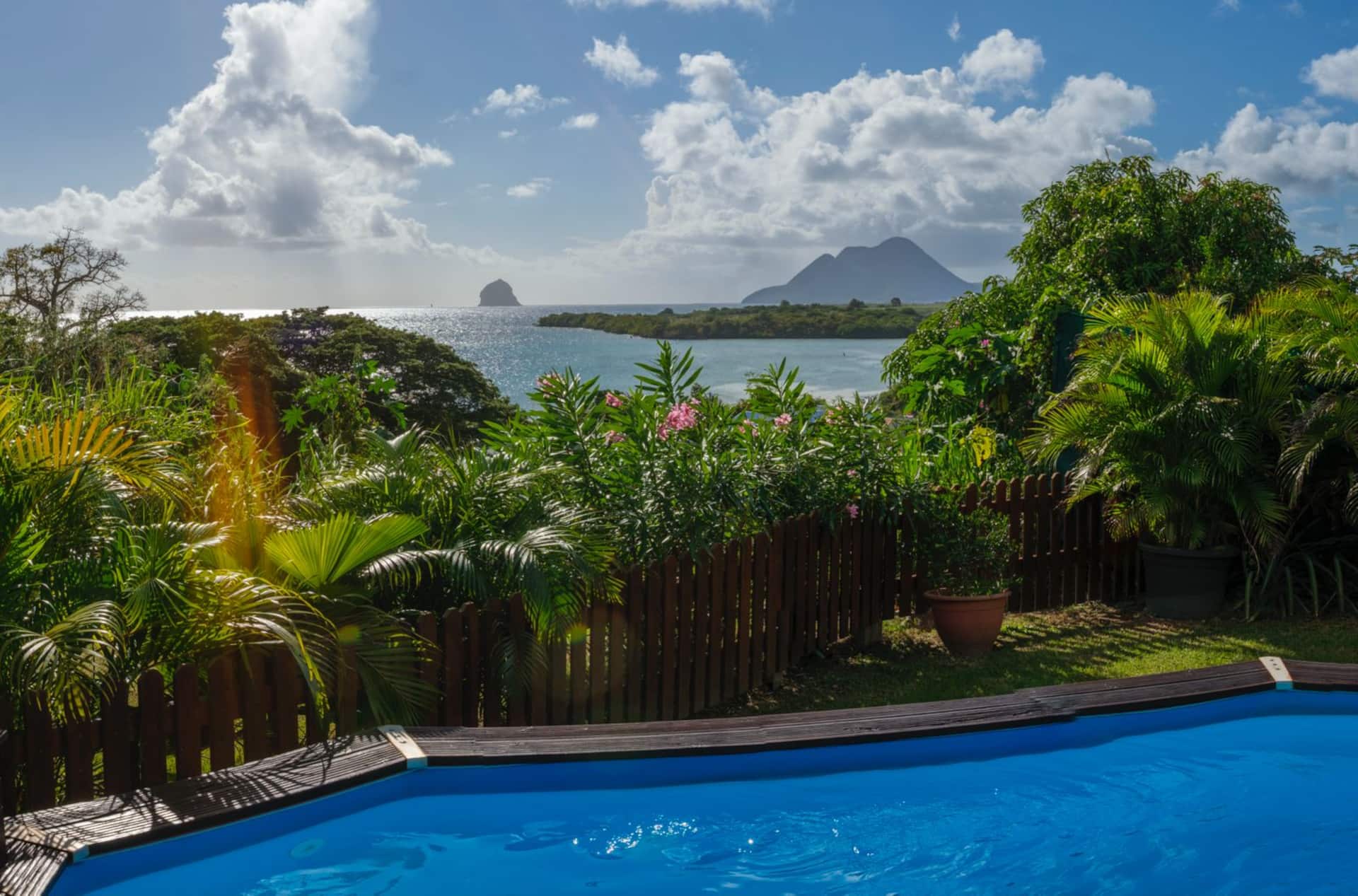 Le jardin tropical de la villa, sa piscine et le rocher du Diamant