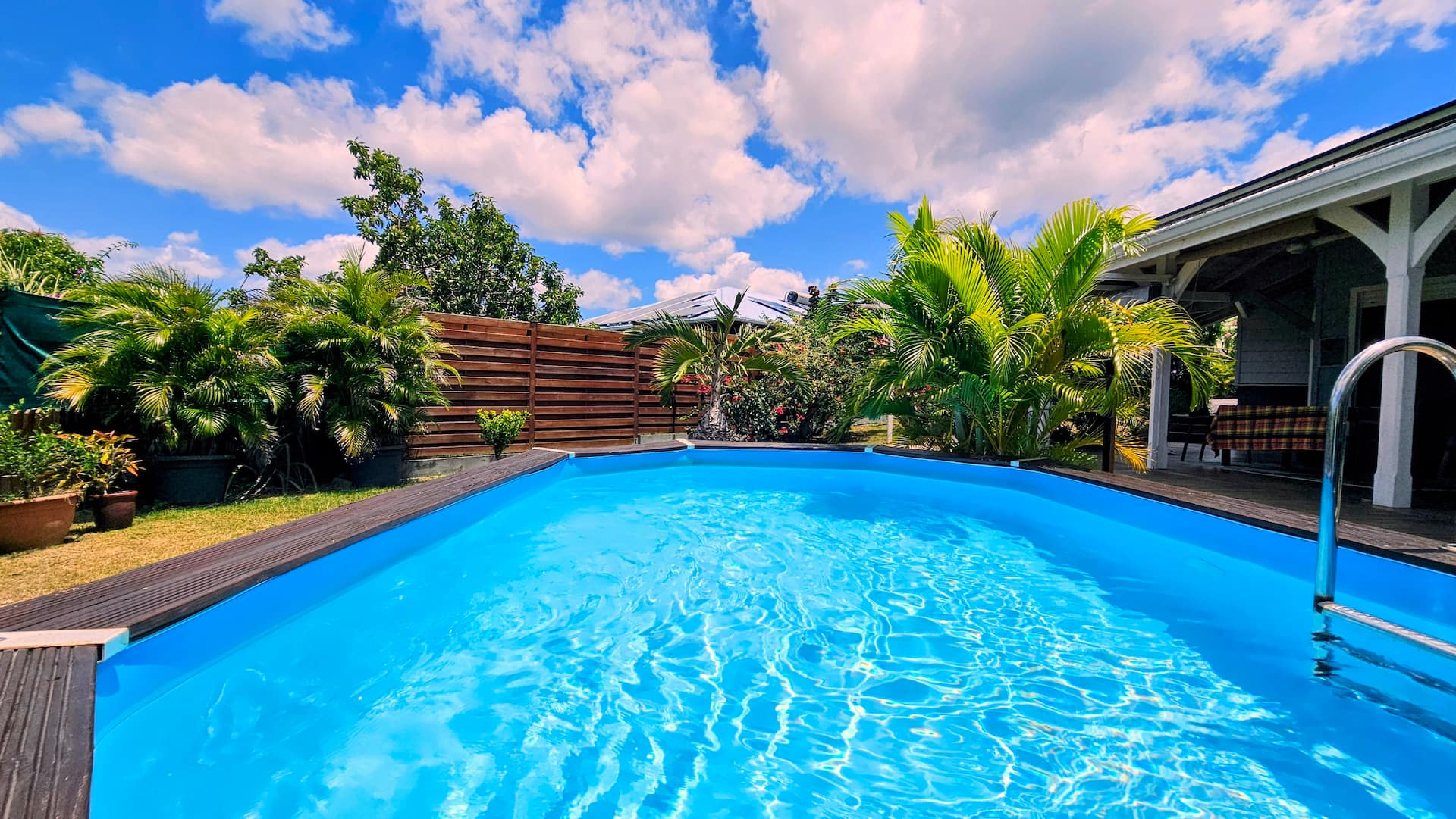 La piscine et sa terrasse en bois