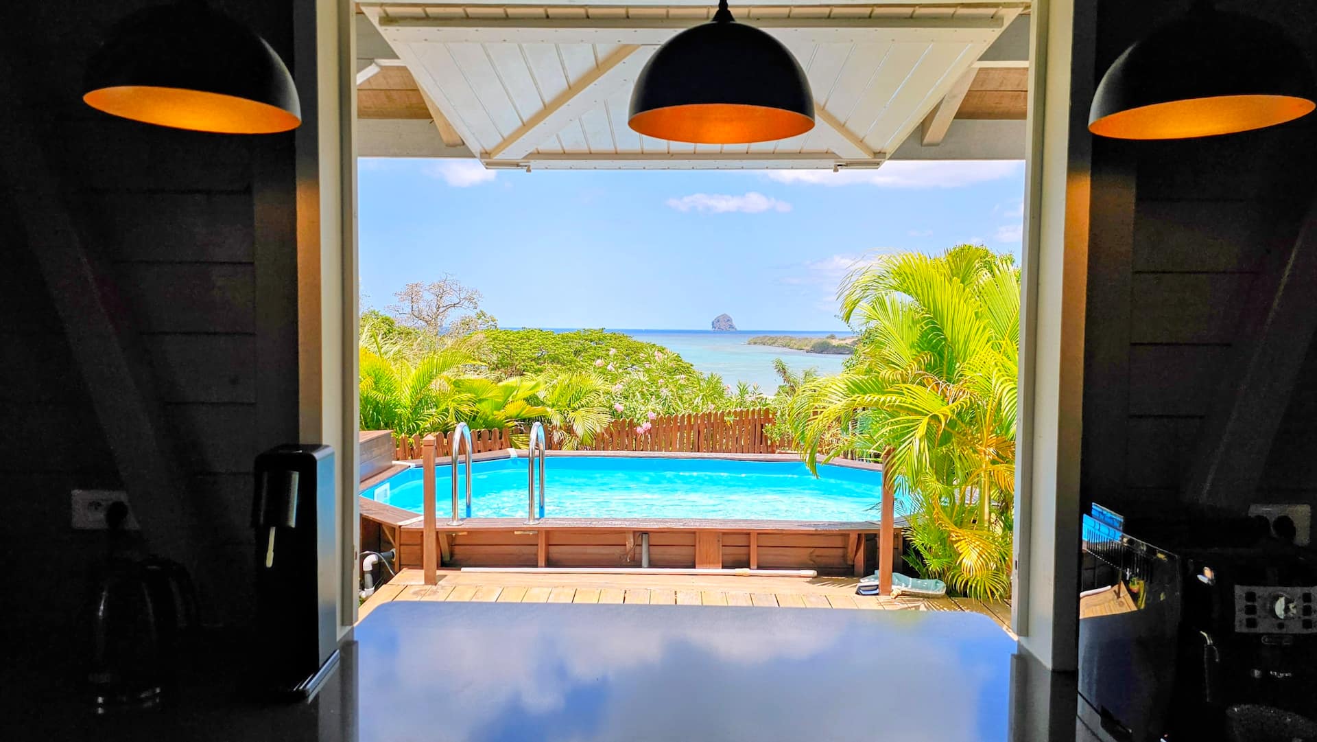La vue sur la piscine et la mer depuis le salon