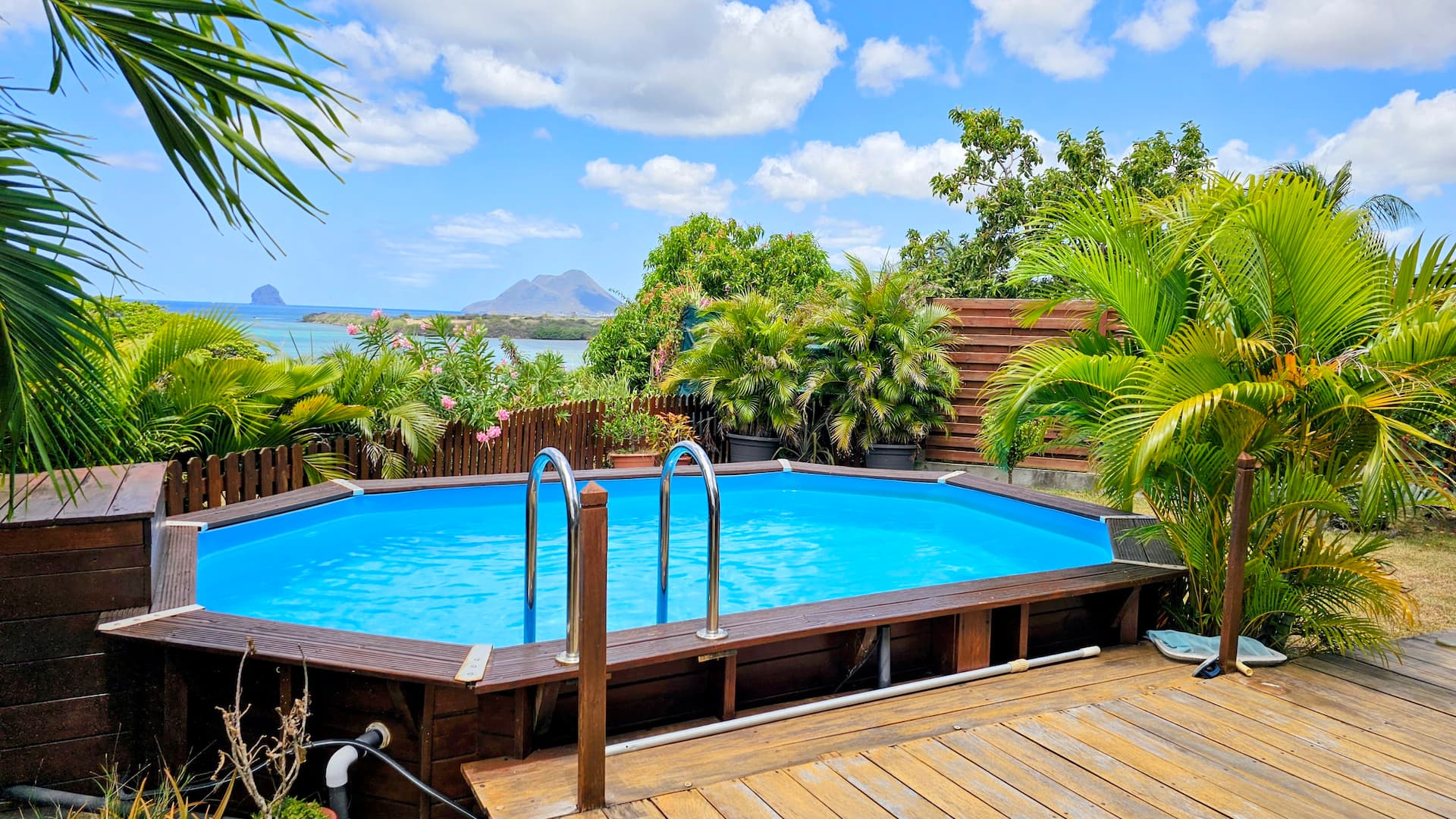 La piscine face à la mer des Caraïbes