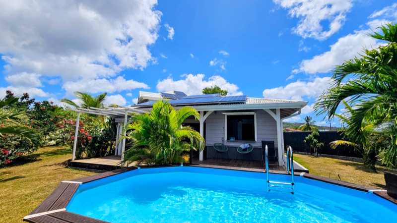 La villa et sa piscine, face à la mer des Caraïbes