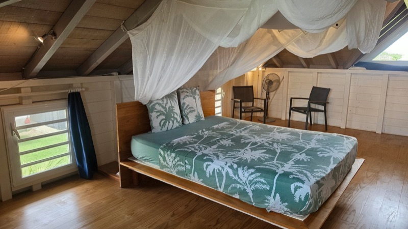 Chambre avec lit à baldaquin et espace bureau
