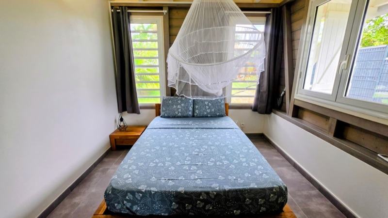 Chambre avec moustiquaire