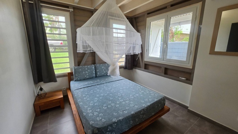 Chambre avec moustiquaire