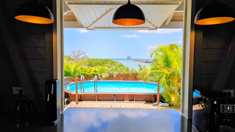 La vue sur la piscine et la mer depuis le salon