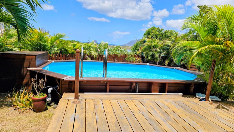 La piscine au milieu du jardin tropical
