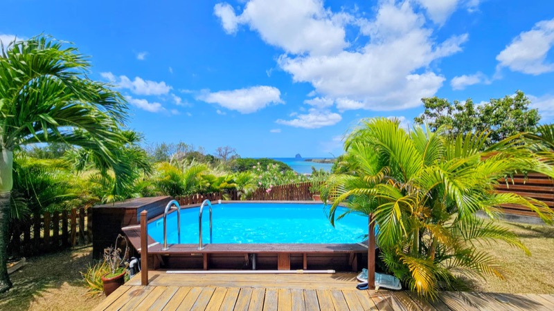 La piscine et la vue sur la baie